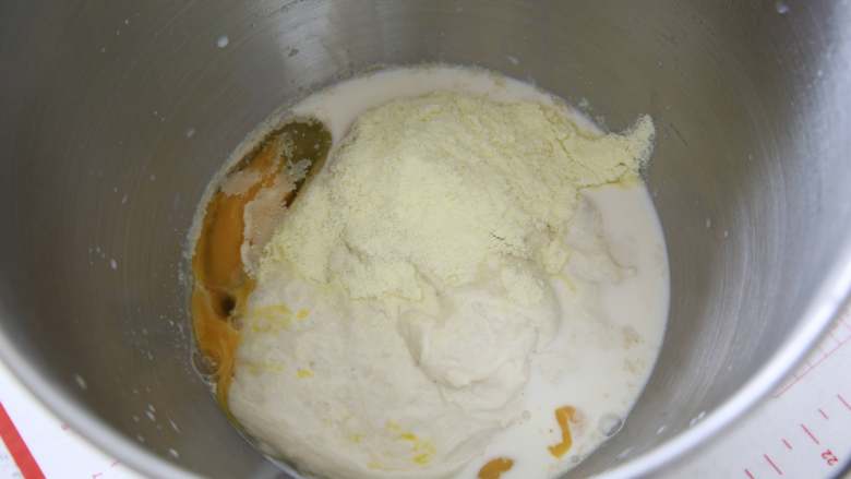 蔬菜【四色吐司】,除黄油和盐外(后油法),将发酵好的波兰酵头与主面团材料混合揉成光滑面团。