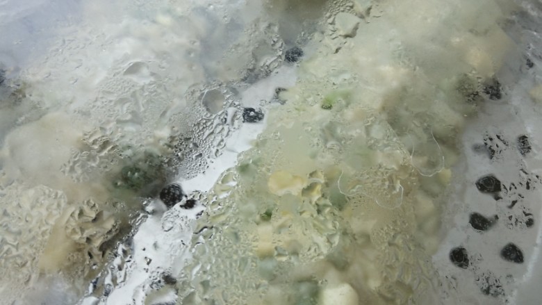 菠菜卷,蒸锅下面放凉水开始蒸,等气上来以后蒸25分钟