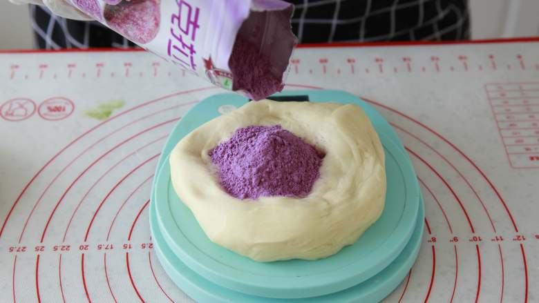 蔬菜【四色吐司】,面团排气平均分割成四分,分别加入四种蔬菜粉,揉成色彩均匀的面团。