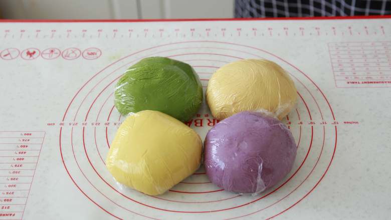蔬菜【四色吐司】,用保鲜膜包好,在26-28℃左右的环境中进行一次发酵,发酵到至2~2.5倍大。用手指蘸少量高粉,在面团戳小洞,洞口缓慢回缩(基本不回缩)、不塌陷即可。