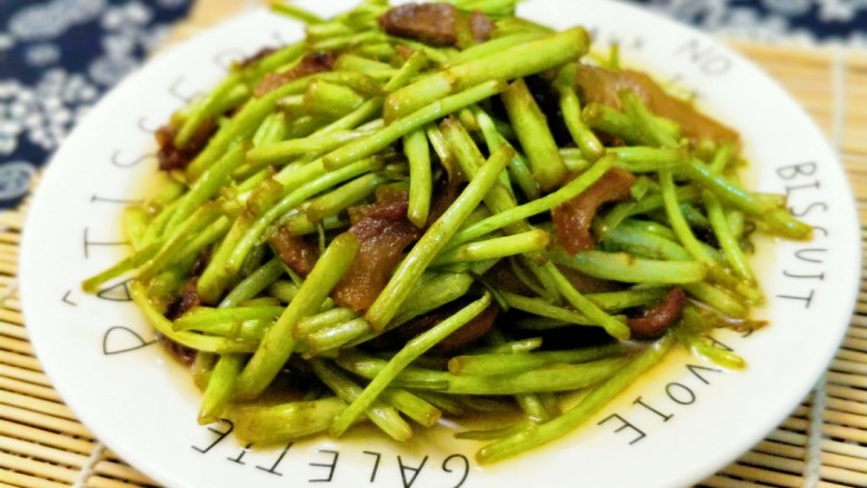 芦蒿炒腊肉,芦蒿鲜嫩的茎杆,清香,鲜美,脆嫩爽口,营养丰富。