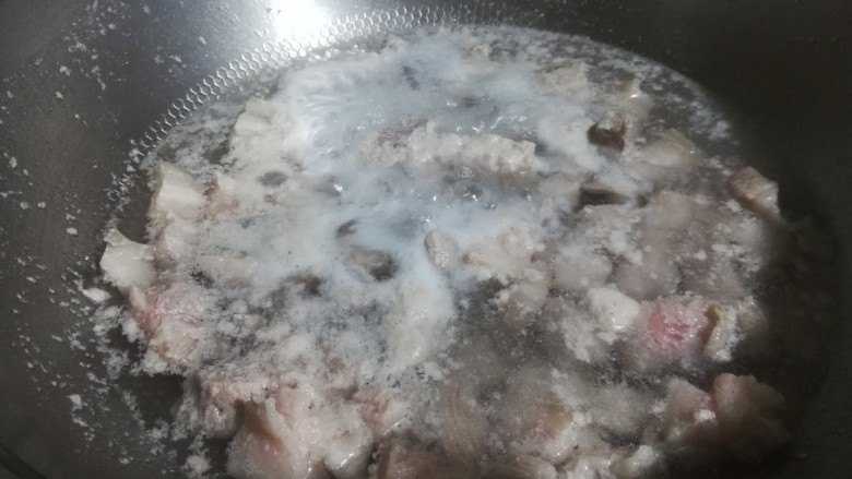 兰花干焖肉,煮沸后,可以捞去上面的浮沫。也可以把多烫的水倒掉,用温水再冲洗一下。
