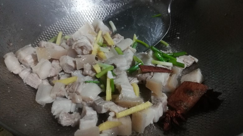 兰花干焖肉,中火翻炒。炒出肉的油脂。