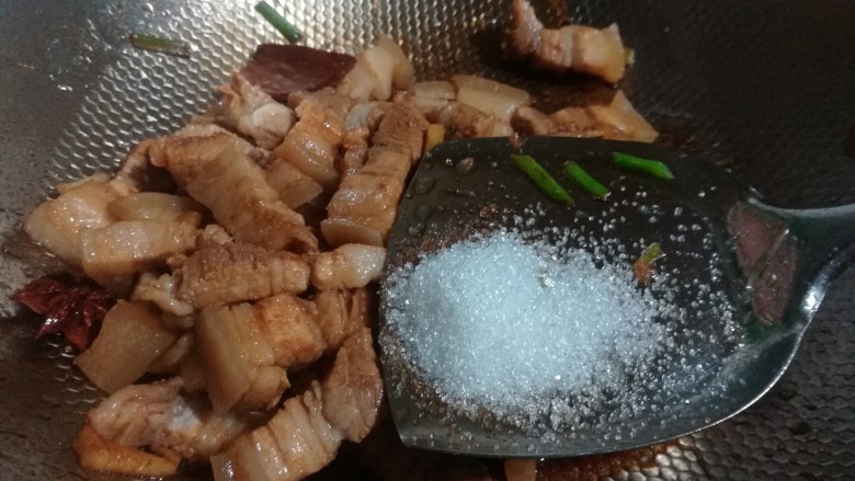 兰花干焖肉,再加入白<a style='color:red;display:inline-block;' href='/shicai/ 10588'>糖</a>,中火翻炒。不爱吃略带甜味的可以忽略。