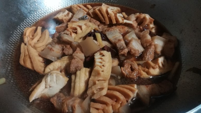 兰花干焖肉,煮沸后关小火,慢慢焖。