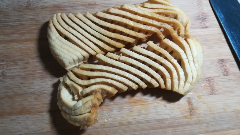 兰花干焖肉,在肉焖烧的时候,我们来准备兰花干。也可以放其它的食材跟肉一同煮。