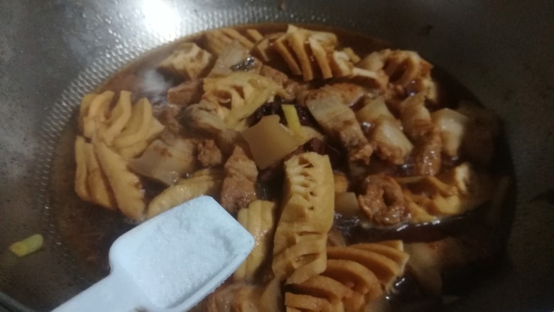 兰花干焖肉,想要肉非常的酥烂,需要半个小时左右。出锅前放入一小勺盐调味。