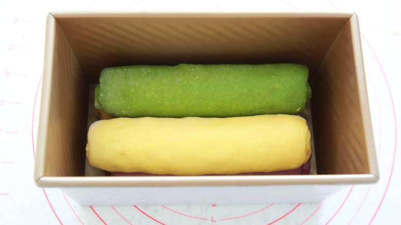 蔬菜【四色吐司】,排列入模(向中间靠拢),长度是吐司模的8~9分长。