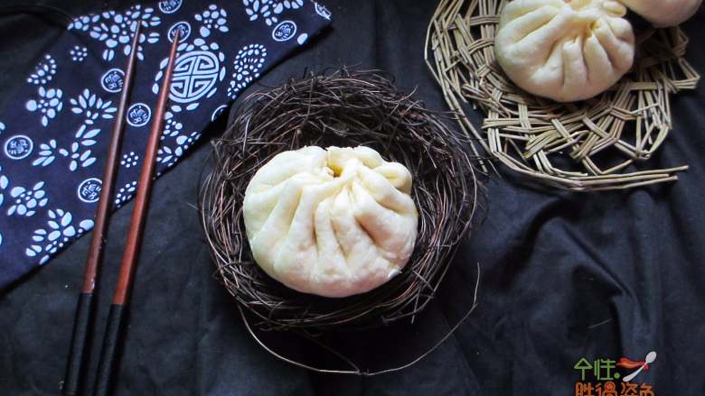 韭菜鸡蛋包,大火20分钟后关火,5分钟后热气腾腾的大包子出锅。
