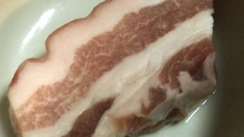云南风味炒米线,五花肉准备50g.切沫