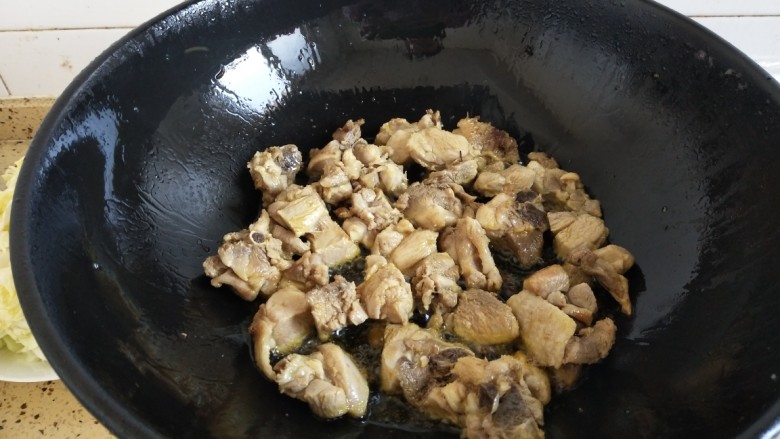 红烧鸡块,砂锅入油,油热加入鸡块煸炒