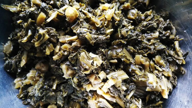 酸菜发面饼,将酸菜清洗干净,切碎
