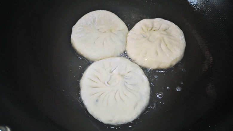 酸菜发面饼,摆入酸菜饼,小火煎