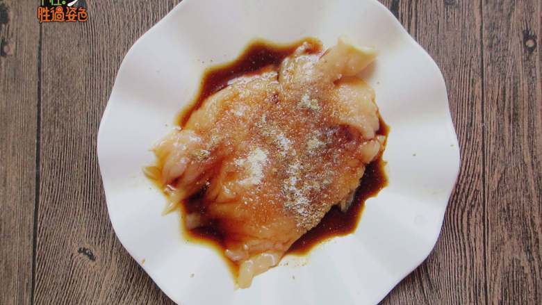 香酥鸡排,放入盐 白糖 白胡椒 酱油 下去抓匀,腌制入味,可以提前一晚腌制好,第二天炸,更入味。