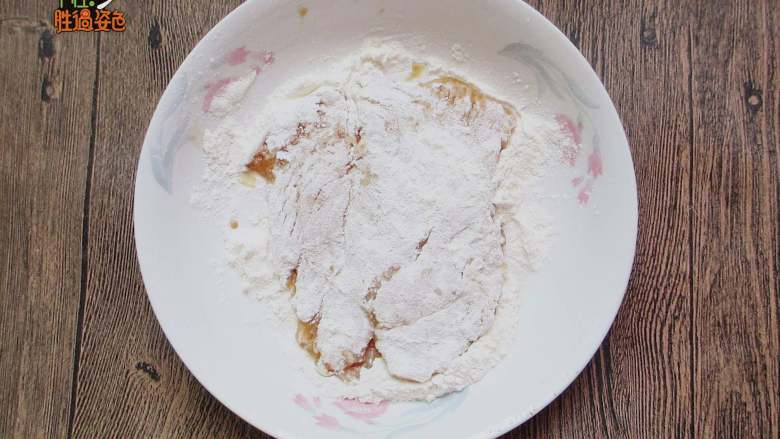香酥鸡排,腌制完之后,取出裹上生粉