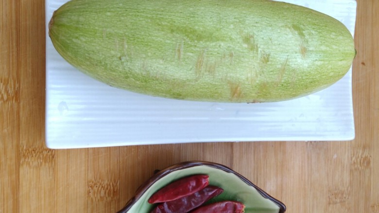 酸酸甜甜就是我――醋溜西葫芦,准备食材,这道菜之所以简单易学超级快手,就是因为所需的食材真的超级少。