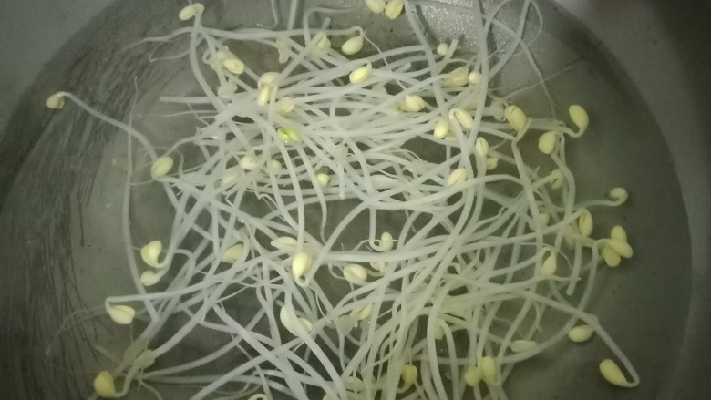凉拌凉皮,然后把豆芽洗干净,放入开水中烫熟