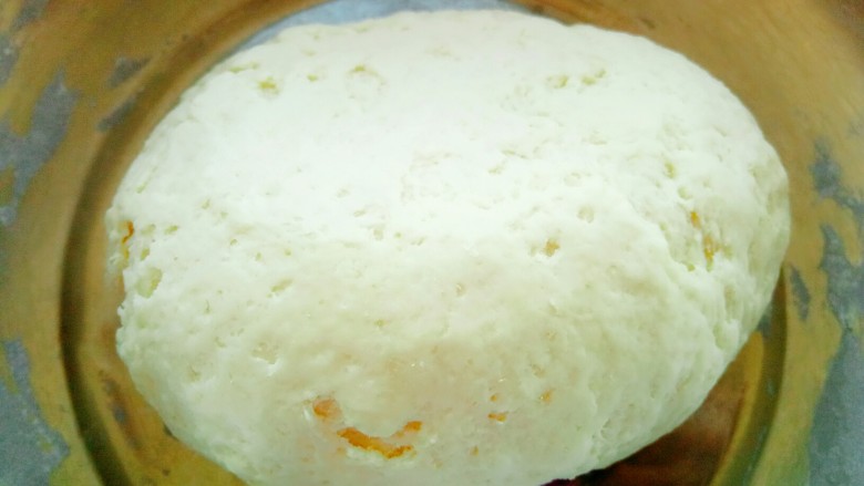 软绵绵的云朵馒头(牛奶馒头),用手揉成面团