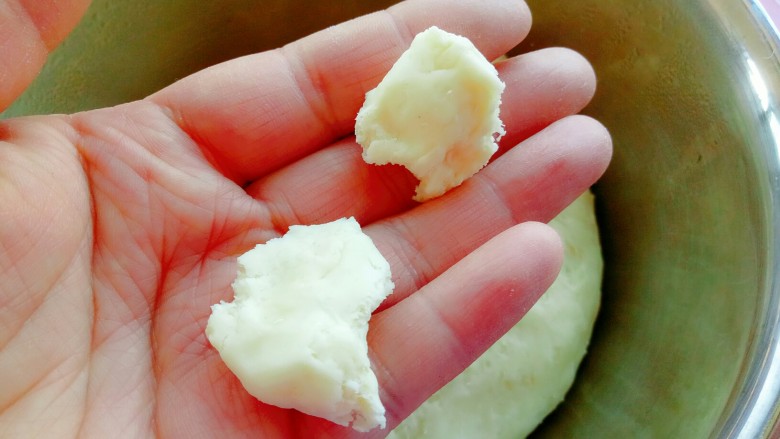 软绵绵的云朵馒头(牛奶馒头),揪下两块面团