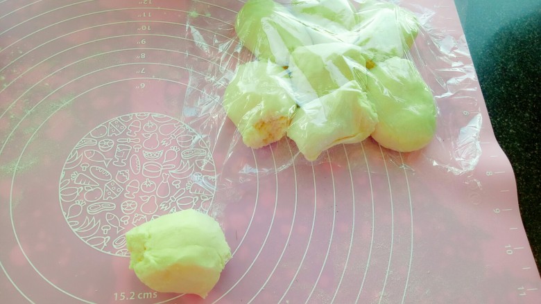 软绵绵的云朵馒头(牛奶馒头),取出一份,其余的盖上保鲜膜。