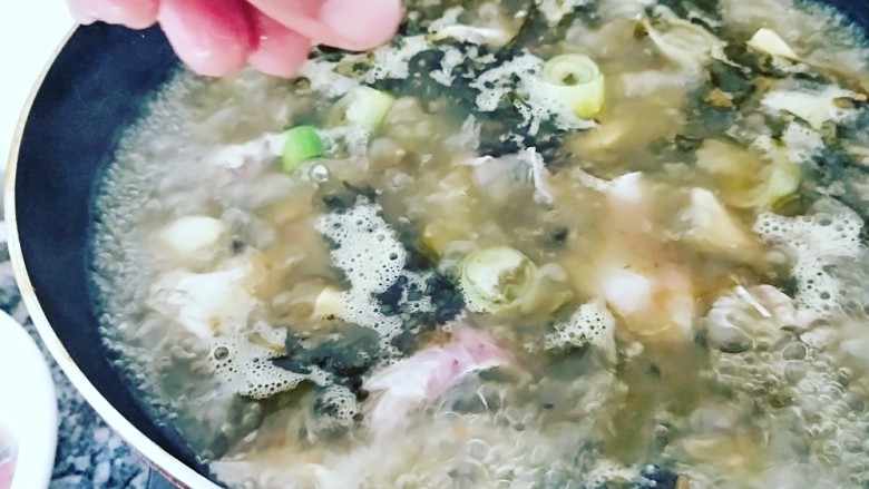 家常酸菜鱼,锅在次烧开后关火,鱼肉见热就熟了,时间不能超过3分钟,不用加任何调料了,酸菜料都有了。