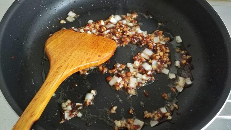 鱼香肉丝,放入葱姜蒜未炒出香味。
