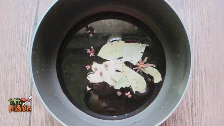 甜水面,倒入<a style='color:red;display:inline-block;' href='/shicai/ 3729'>白糖</a>2大勺,红糖1大勺,花椒5粒,香叶2片,生姜1块,