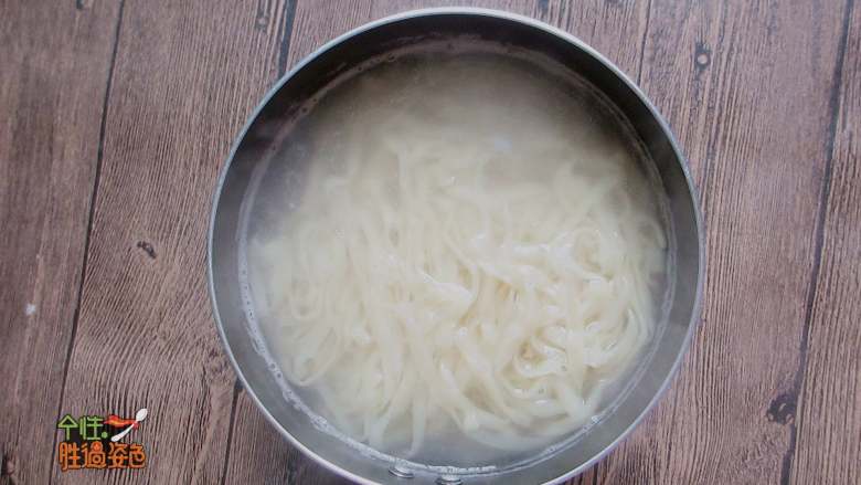 甜水面,锅中水开,放入<a style='color:red;display:inline-block;' href='/shicai/ 526'>面条</a>