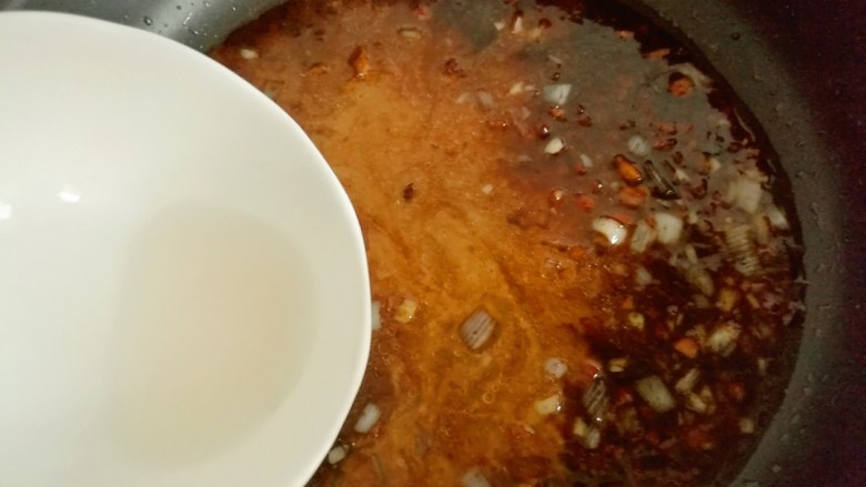 鱼香肉丝,再倒入水淀粉开始熬汁。