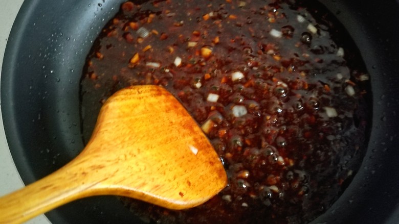 鱼香肉丝,待小料熬好之后转大火,翻炒出香味。