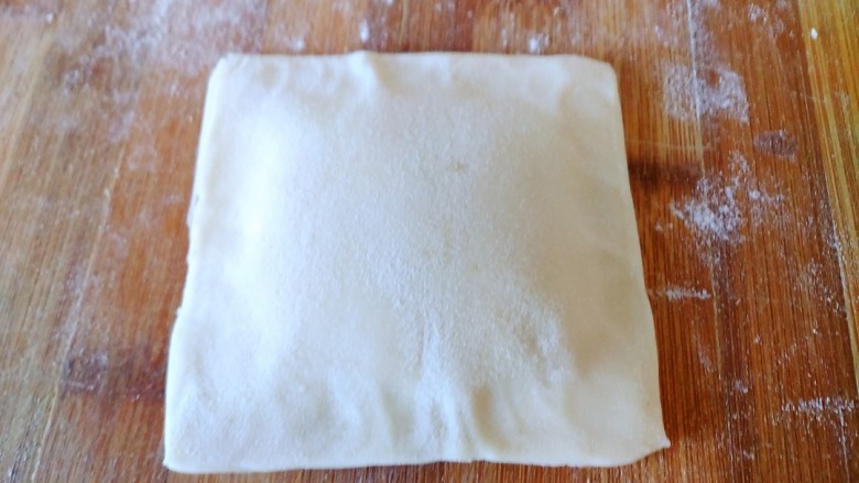 山楂糕派,在放上一张馄饨皮,用手在四周把边压一下