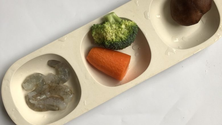 鲜虾杂蔬米饼,准备食材,虾去壳去虾线