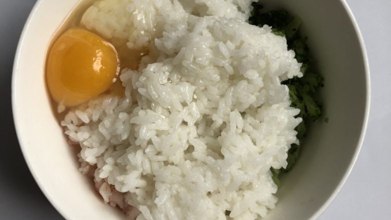 鲜虾杂蔬米饼,加入适量<a style='color:red;display:inline-block;' href='/shicai/ 507'>米饭</a>，<a style='color:red;display:inline-block;' href='/shicai/ 9'>鸡蛋</a>