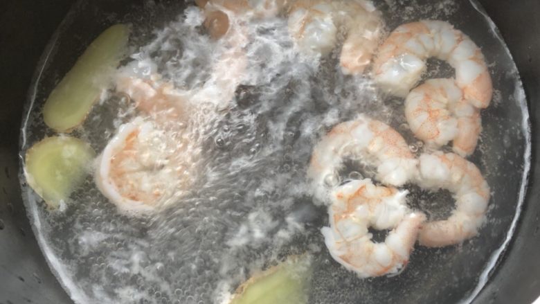 鲜虾杂蔬米饼,重新烧一锅水,放入姜片、虾过水煮熟