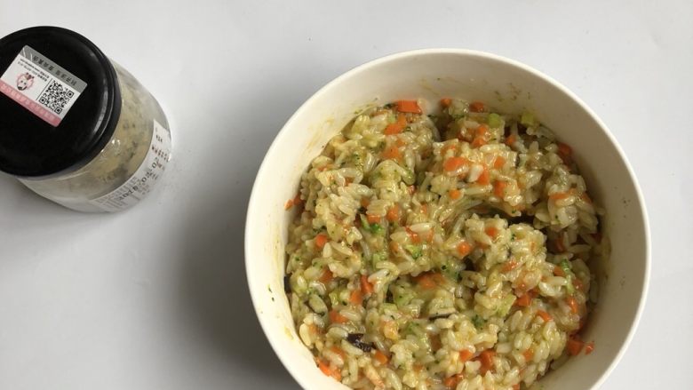 鲜虾杂蔬米饼,所有材料混合均匀,注意食材的比例,拌好之后是不干不湿。如果蔬菜跟米饭放多,煎饼容易散
