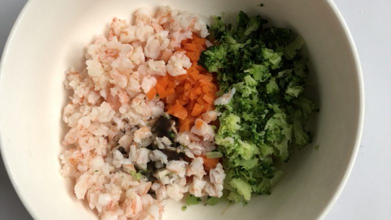 鲜虾杂蔬米饼,以上食材切碎,尽量切碎一点,这样比较好煎,也容易成块