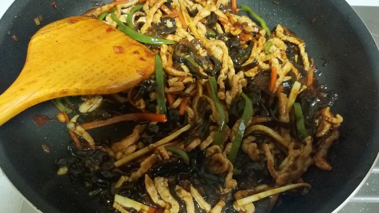 鱼香肉丝,继续翻炒均匀即可出锅。