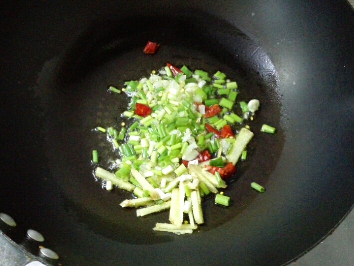 家烧花蛤,油锅烧热,下油,葱姜蒜、干辣椒煸炒出香味
