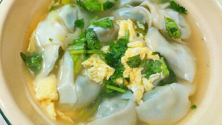 小白菜馄饨,锅中放油,放葱花爆香,放水,水开后下馄饨,开锅煮10-15分钟,出锅前打个鸡蛋花,放入香菜,<a style='color:red;display:inline-block;' href='/shicai/ 847'>香油</a>,盐就OK了。简单易学,你也来试试吧👌