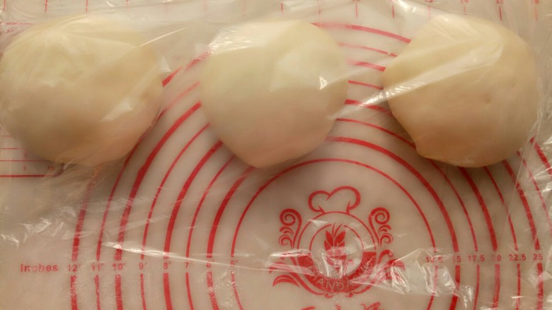 椰蓉馅超足大吐司,平均分成3份,盖保鲜膜松弛20分钟。