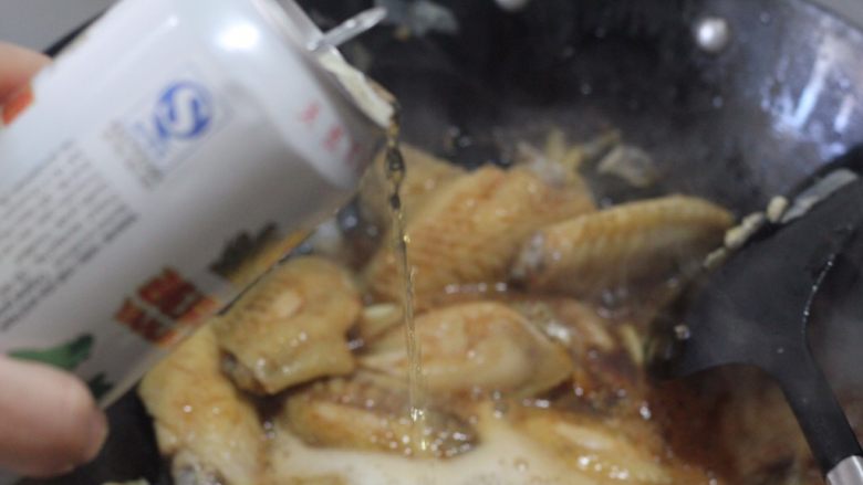 Q弹三杯鸡翅,再倒入啤酒,用黄酒更好,沒过鸡翅,小火焖煮,此乃第三杯。