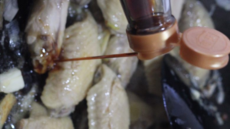 Q弹三杯鸡翅,倒入一大勺生抽,翻炒均匀,此乃第二杯。