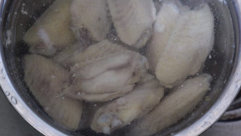 Q弹三杯鸡翅,血沫漂干净马上捞出来放到冷水里,再放入冰箱冷冻20分钟,鸡翅能不能变Q弹,就看这一步的热胀冷缩能不能及时啦,如果家里有冰块就直接放在冰水里就好。