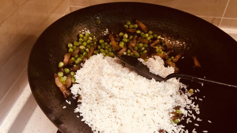 豌豆腊肉饭,加米翻炒,适当加点盐,加<a style='color:red;display:inline-block;' href='/shicai/ 700'>花椒</a>