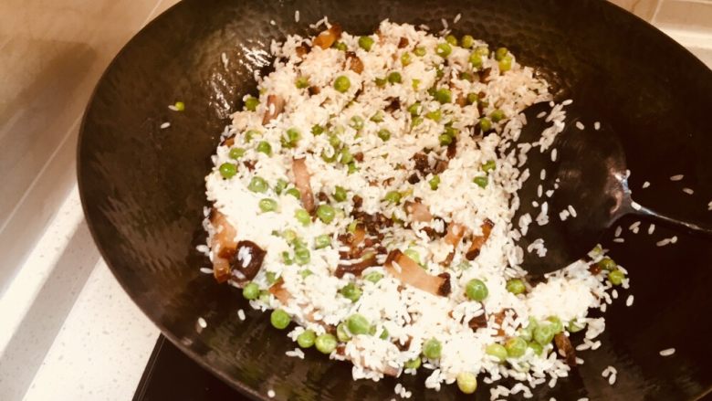 豌豆腊肉饭,翻炒一会儿,大概米有点粘锅