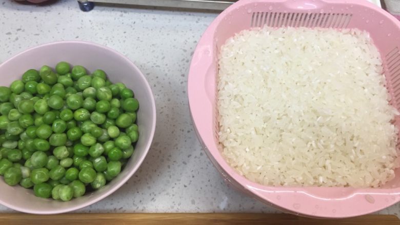 豌豆腊肉饭,米400g。可以用糯米,或者混合糯米。如果用糯米,先泡半小时糯米。