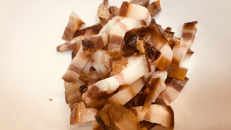 豌豆腊肉饭,切丁。这肉有点肥,我去掉了部分肥肉