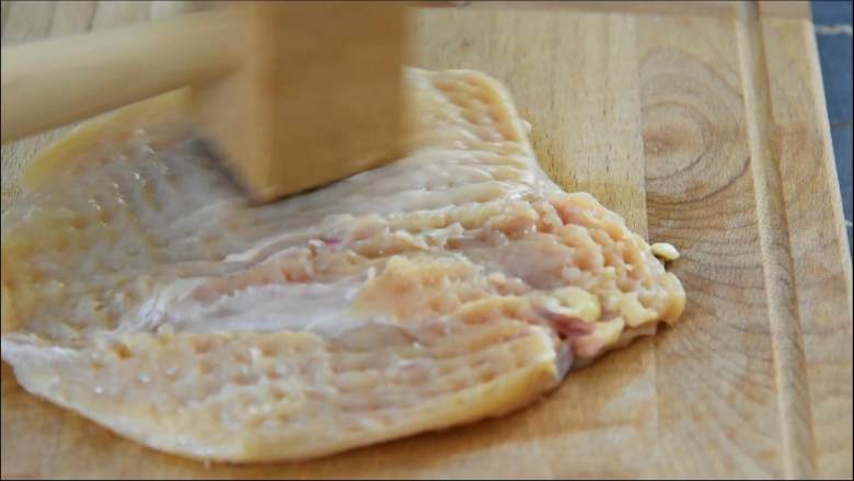 面对这种鸡排,吃完再考虑减肥的事!,用松肉锤轻轻地把肉敲松。