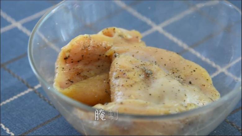 面对这种鸡排,吃完再考虑减肥的事!,撒入适量的盐、黑胡椒和料酒搅拌均匀,腌制15分钟。