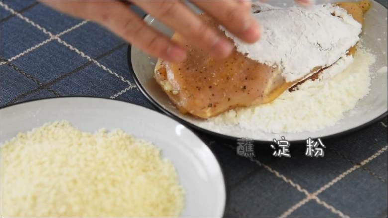 面对这种鸡排,吃完再考虑减肥的事!,鸡排先蘸上淀粉。